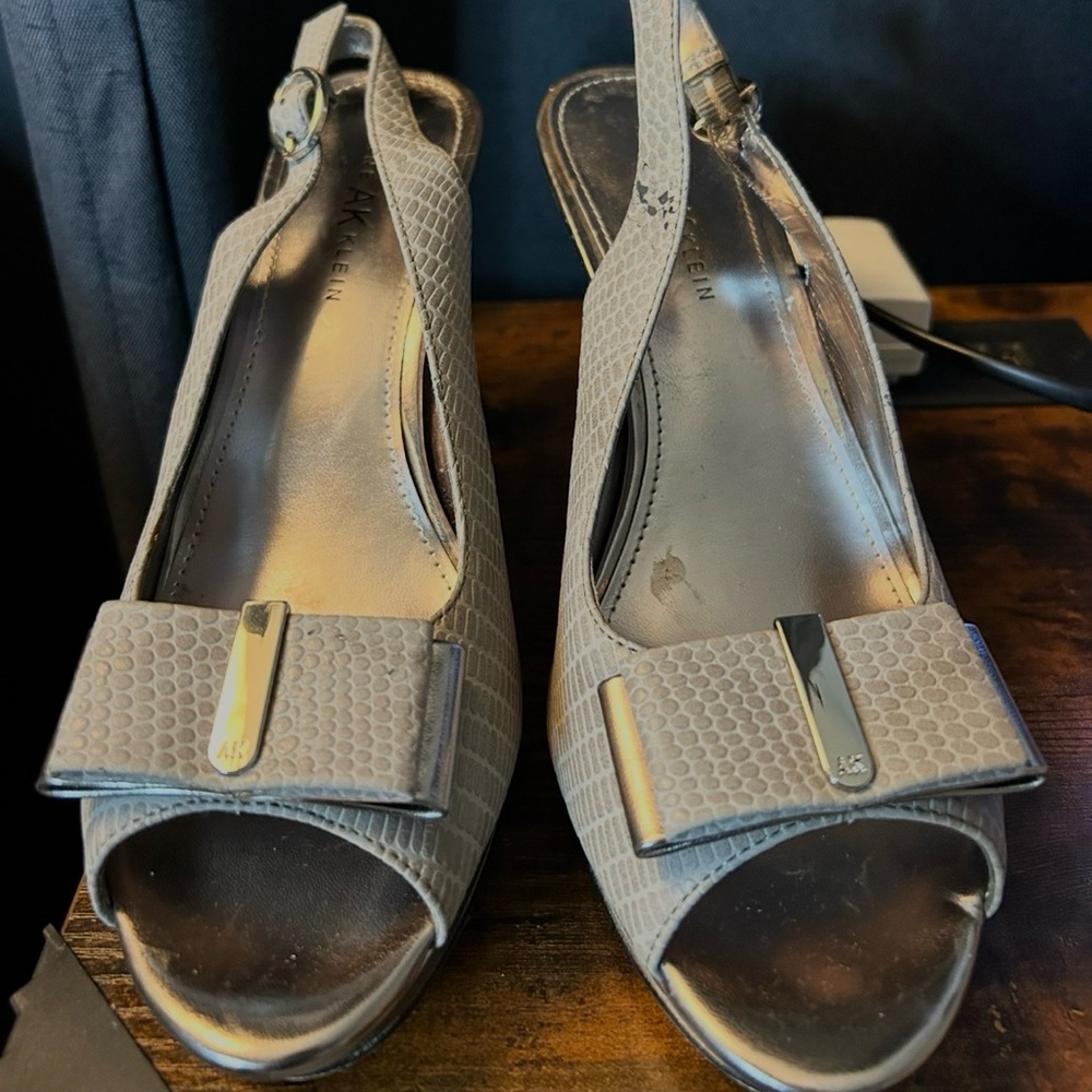 ANNE AK Klein Textured Gray Slingback Heels